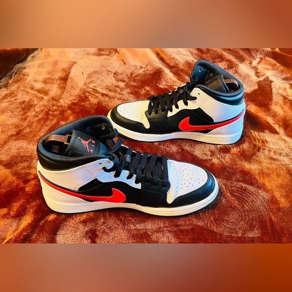 Jordan 1 Mid
Black Chile Red White, Size 8 - Picture 4 of 6